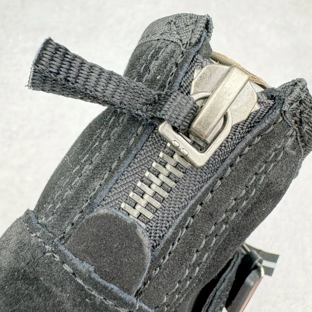 Pick up locally 💰640 UGG 5013 snap-on men's autumn and winter sheepskin and fur integrated snow boots. All shoes are made from the same factory as ZP. Longfeng A-grade Australian imported sheepskin and fur integrated men's boots. Brand OEM production line. Fully follow the ZP process. Original pattern maker of the OEM. Adhering to the principle of no original shoes and no development selection. Pay attention to every detail. The most authentic version on the market TREADLITE "Light Wing" technology outsole Lightweight/durable/flexible/pile size: 40 41 42 43 44 Coding: by3936050